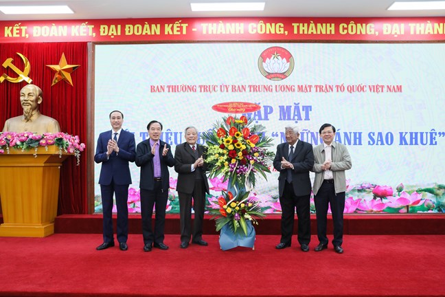 Giới thiệu cuốn sách “Những ánh sao Khuê” của tác giả Nguyễn Túc