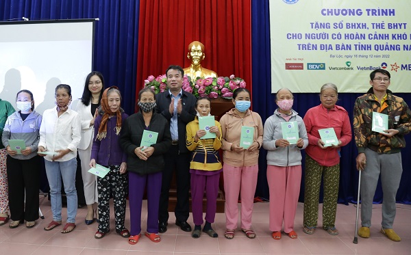 Tặng sổ BHXH, thẻ BHYT Trao nhân ái, lan tỏa yêu thương