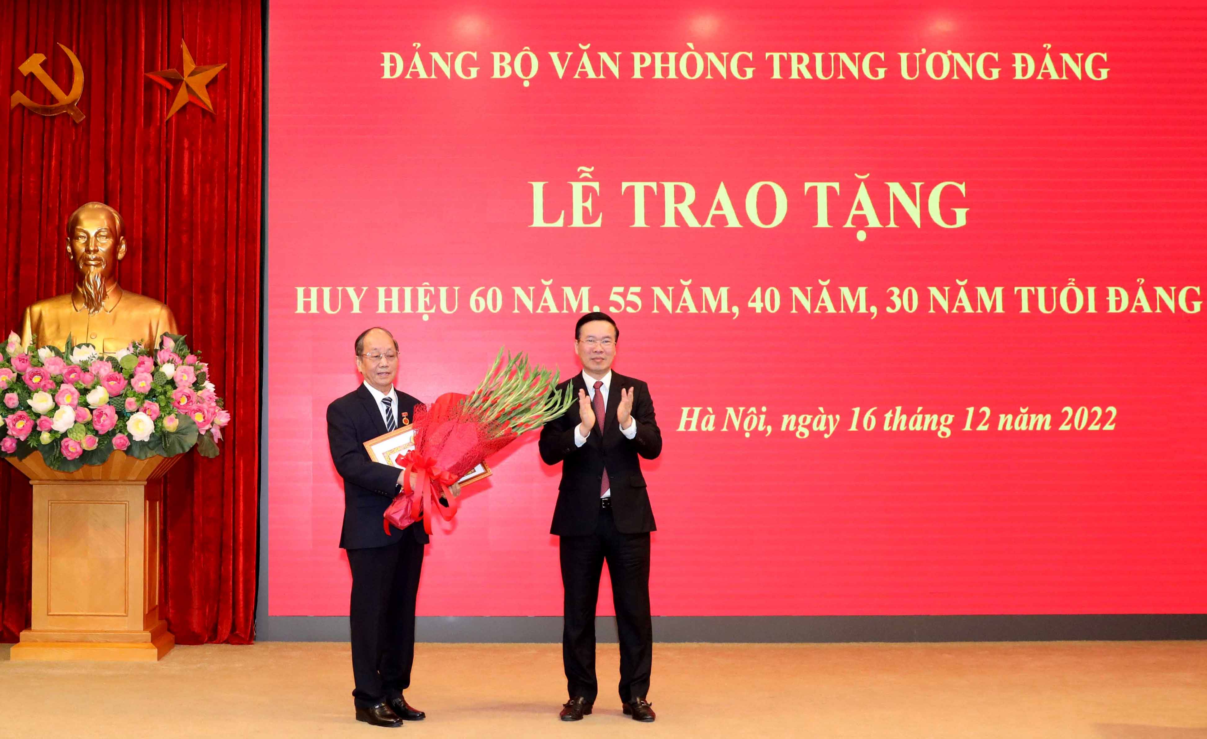 Trao tặng Huy hiệu 60 năm tuổi Đảng cho đồng chí Phan Diễn