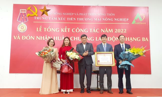 Trung tâm Xúc tiến thương mại Nông nghiệp Việt Nam đón nhận Huân chương Lao động hạng Ba