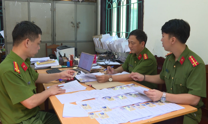 Khởi tố nhóm đối tượng làm giả GPLX nhưng quảng cáo thật 100