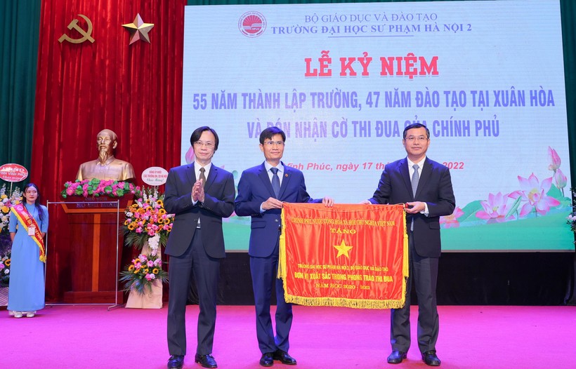 Trường Đại học Sư phạm Hà Nội 2 nhận Cờ thi đua của Chính phủ