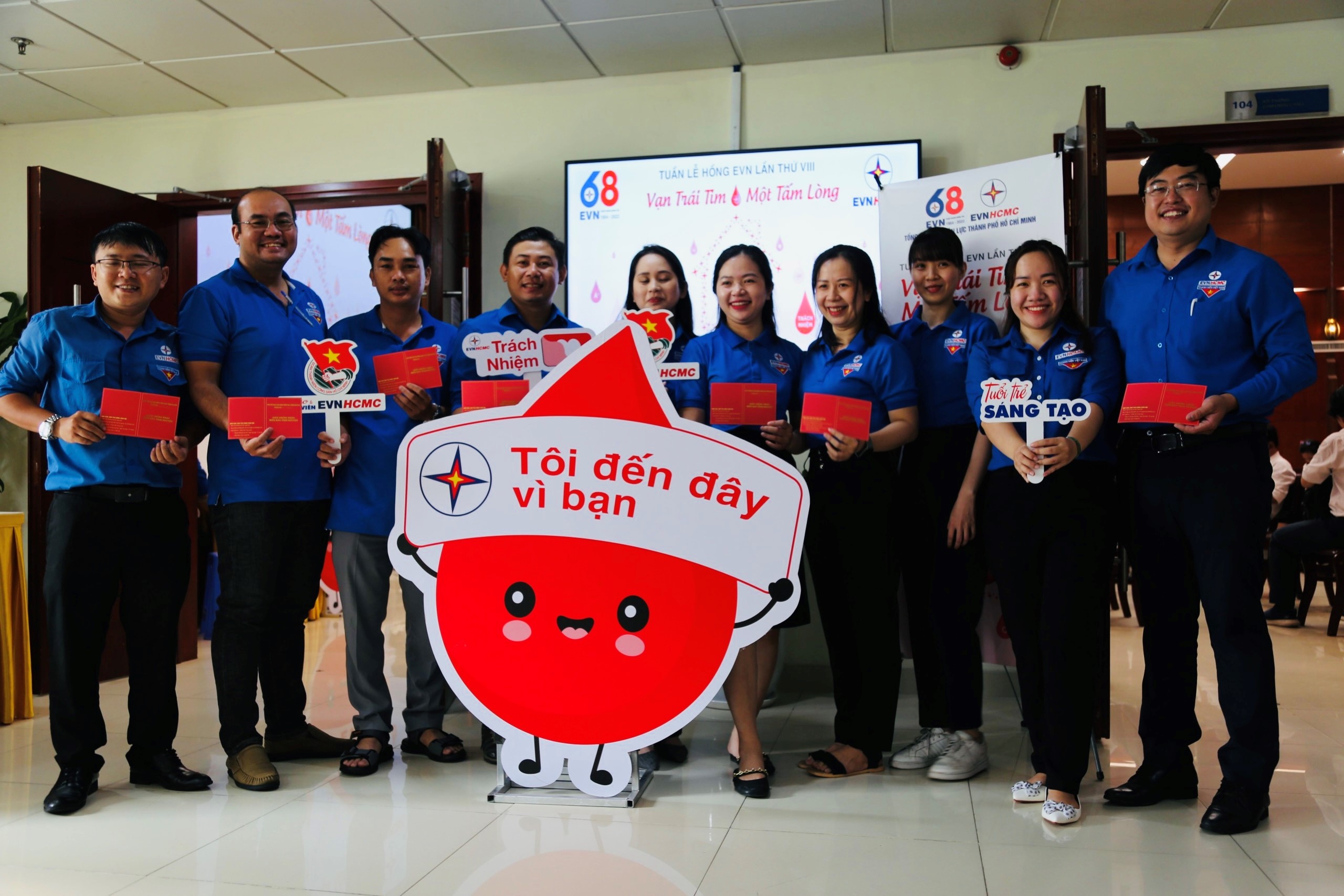 Gần 300 cán bộ, công nhân viên EVNHCMC tham gia hiến máu nhân đạo