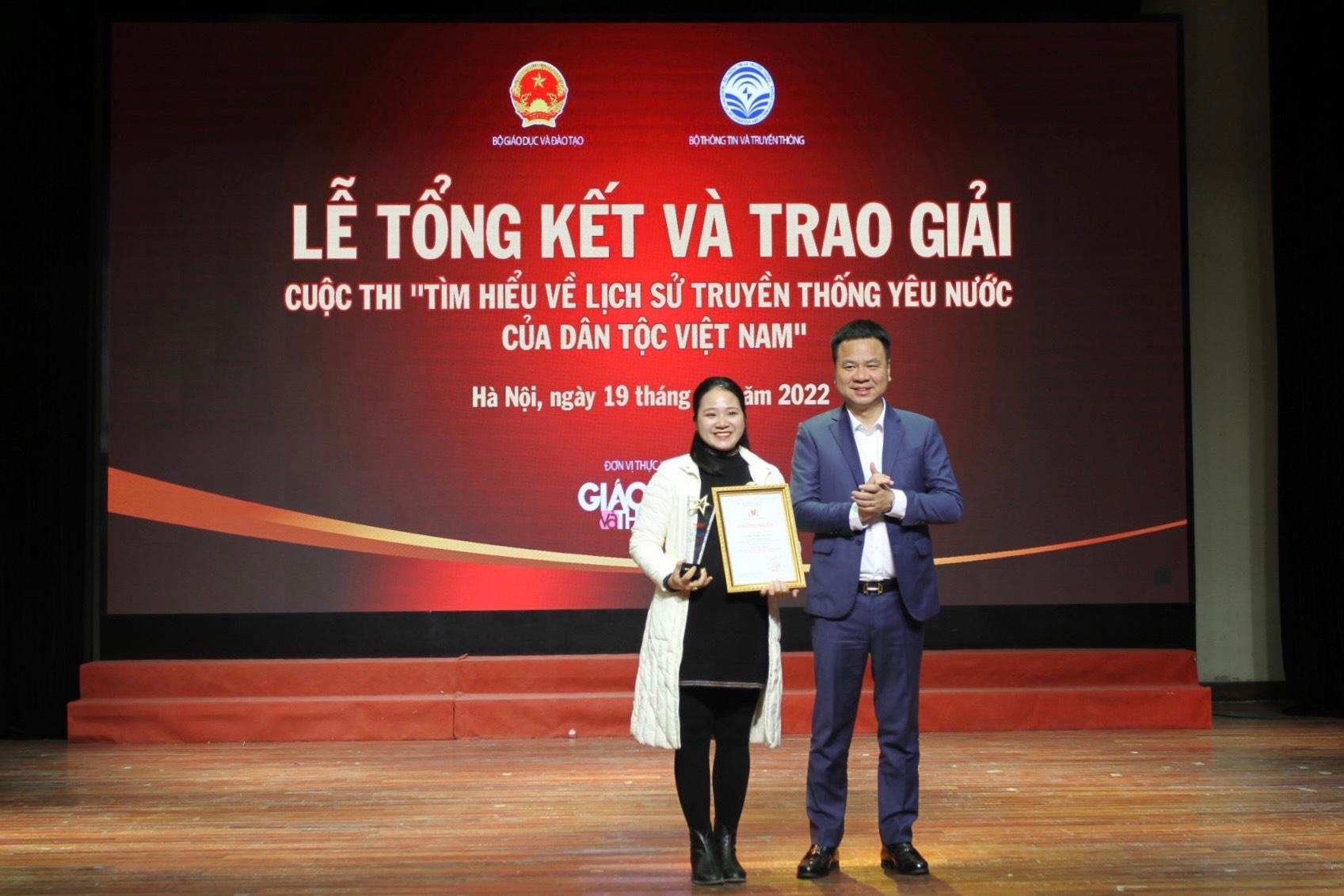 Trao giải Cuộc thi Tìm hiểu lịch sử truyền thống yêu nước của dân tộc Việt Nam