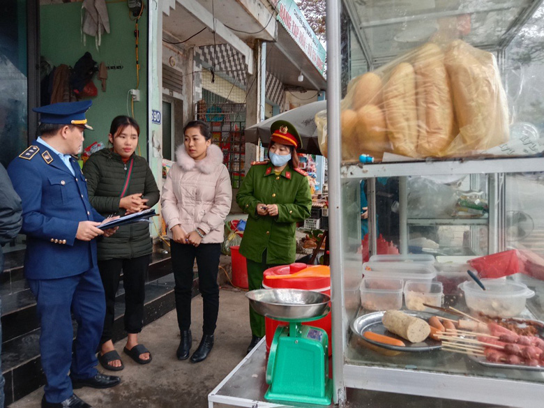 QLTT Hà Giang Tăng cường giám sát vệ sinh an toàn thực phẩm tại cổng trường học