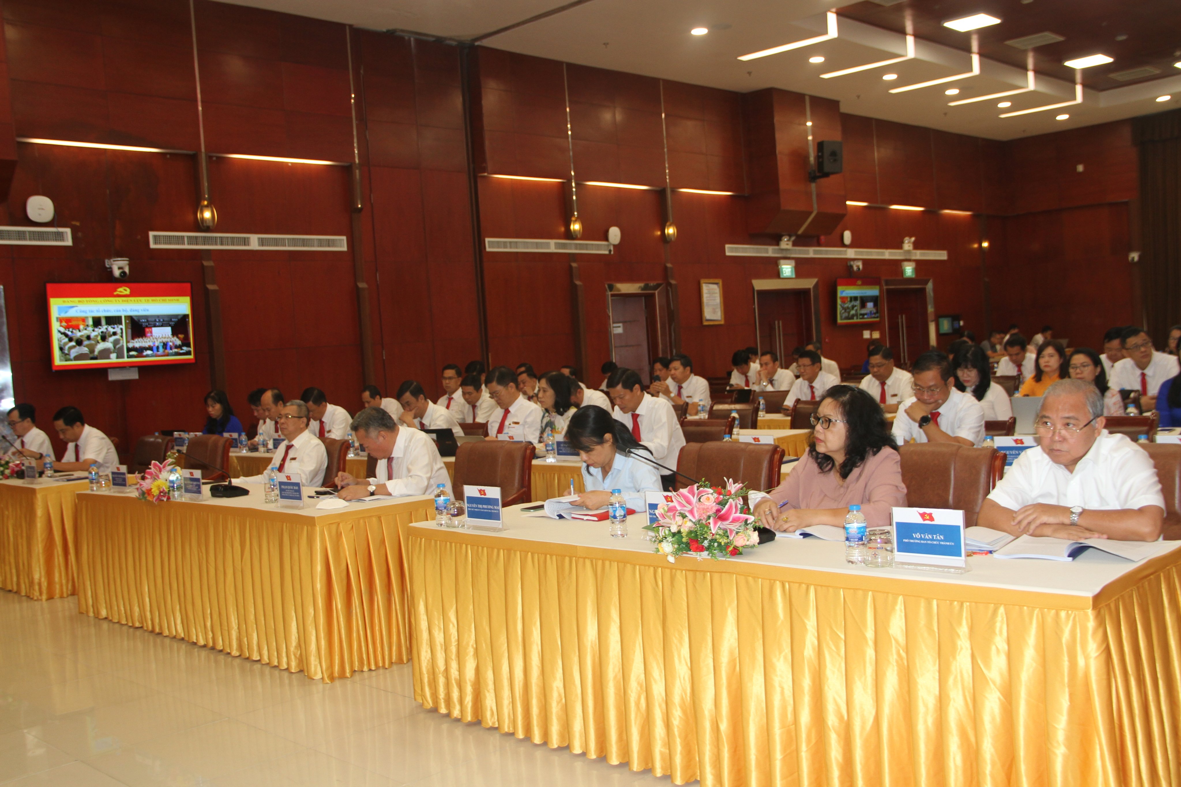 EVNHCMC Chú trọng nâng cao chất lượng đội ngũ cán bộ, đảng viên