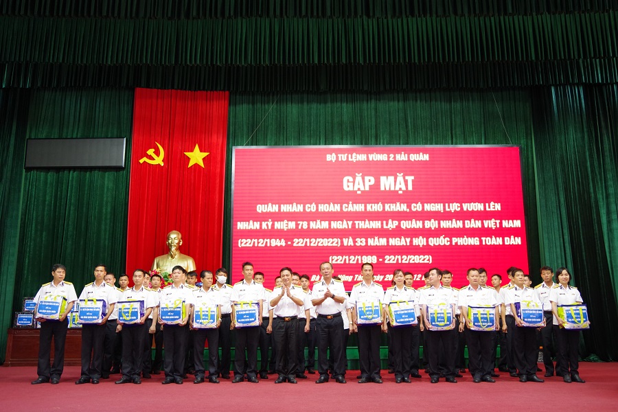 Vùng 2 Hải quân gặp mặt gia đình quân nhân có hoàn cảnh khó khăn