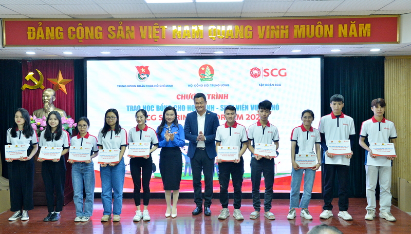 200 học sinh, sinh viên nhận học bổng “Chắp cánh ước mơ cho tương lai bền vững”