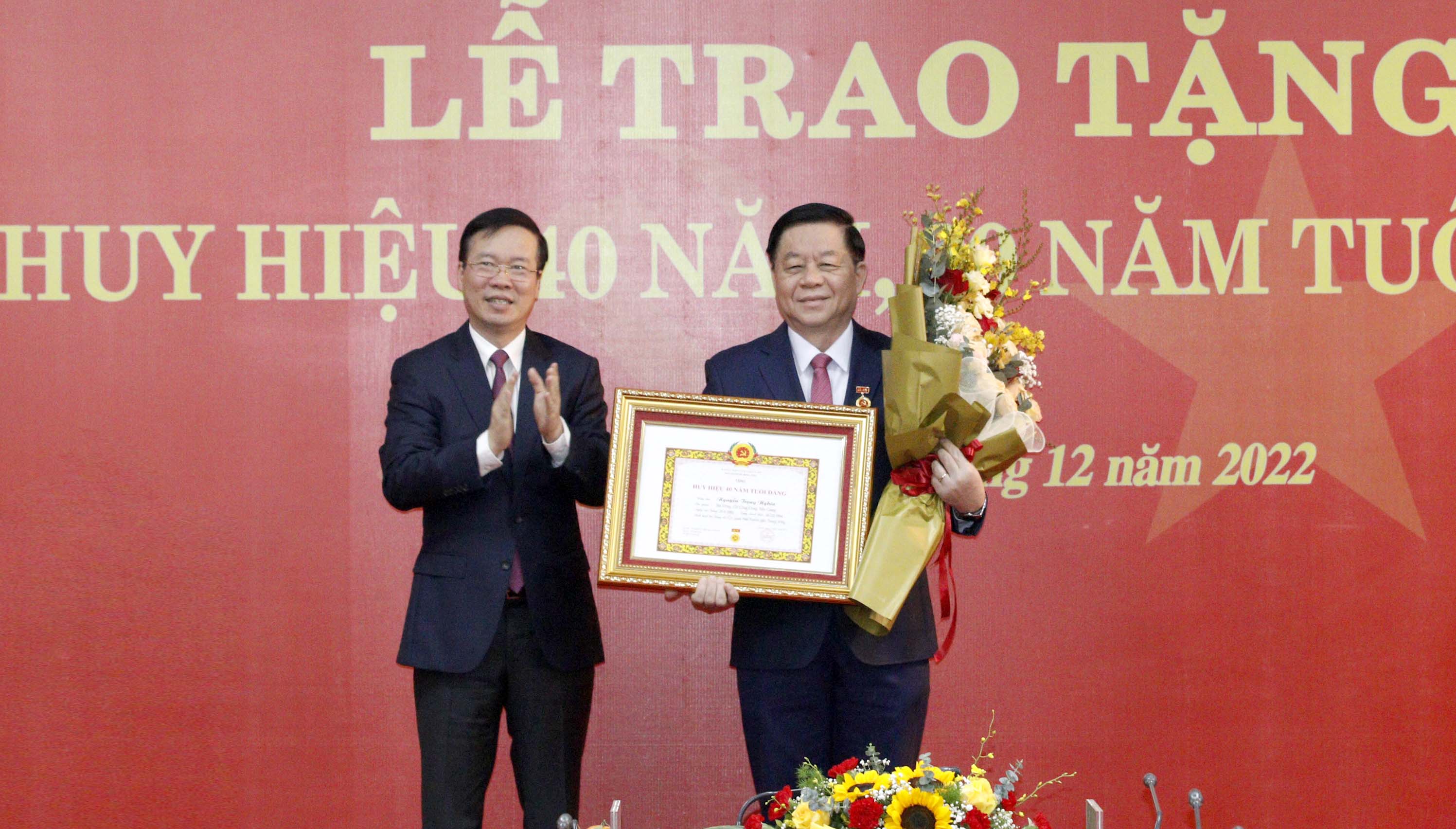 Trao tặng Huy hiệu 40 năm tuổi Đảng cho Trưởng Ban Tuyên giáo Trung ương Nguyễn Trọng Nghĩa