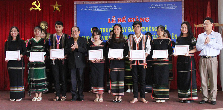Đắk Lắk Bế giảng lớp truyền dạy đánh cồng chiêng cho sinh viên