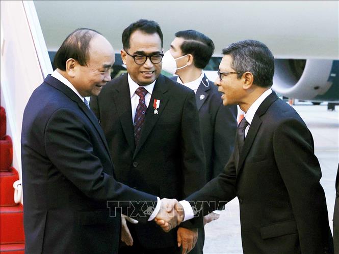Chủ tịch nước tới Jakarta, bắt đầu chuyến thăm cấp nhà nước Cộng hòa Indonesia