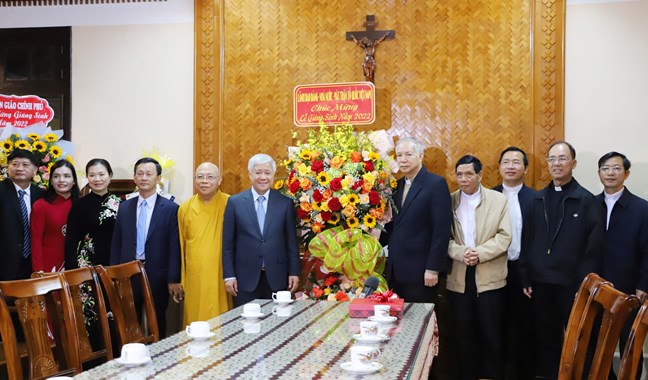 Chủ tịch Ủy ban Trung ương MTTQ Việt Nam chúc mừng Tòa Giám mục Giáo phận Kon Tum