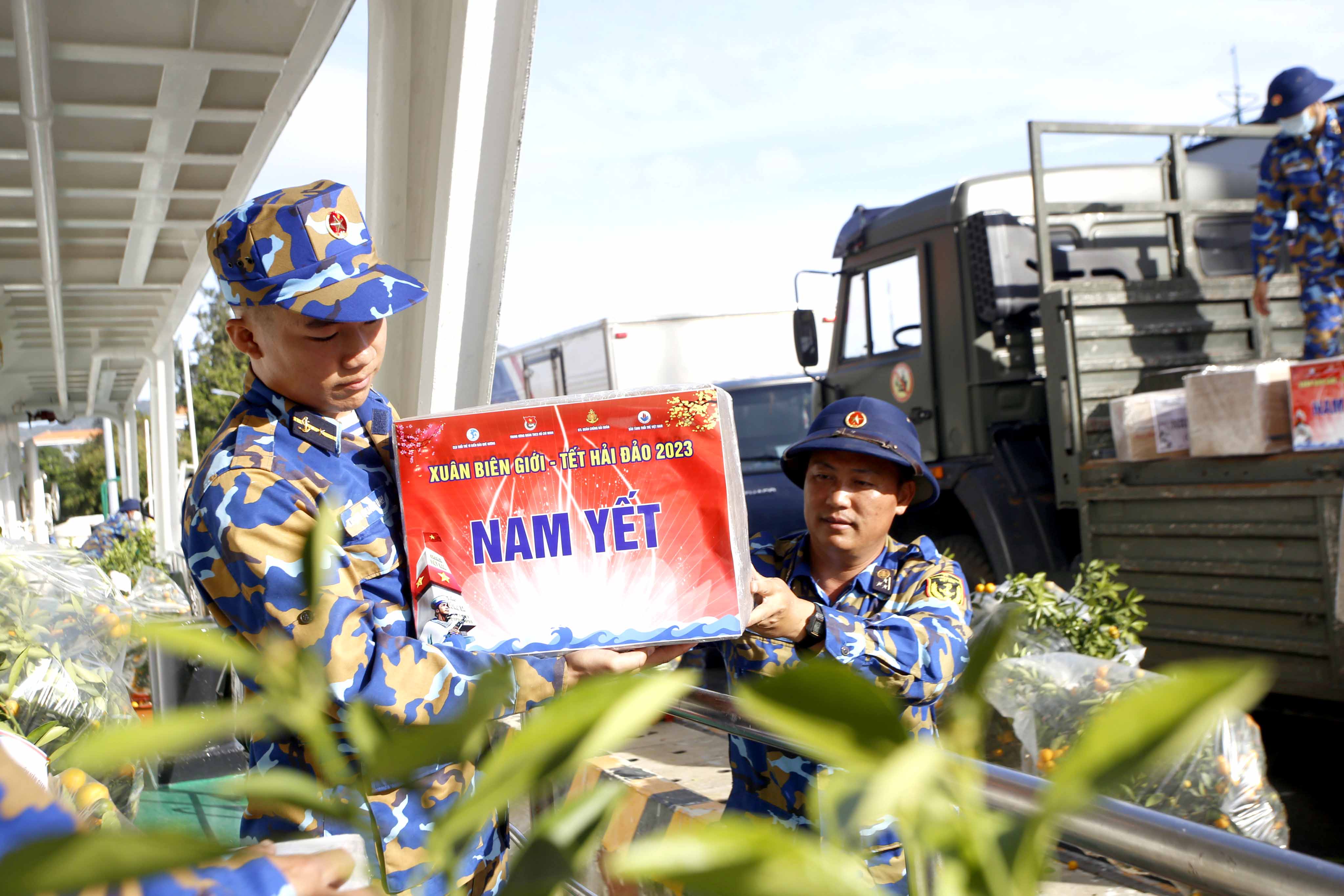 Mang hương vị tết đến với quân và dân huyện đảo Trường Sa