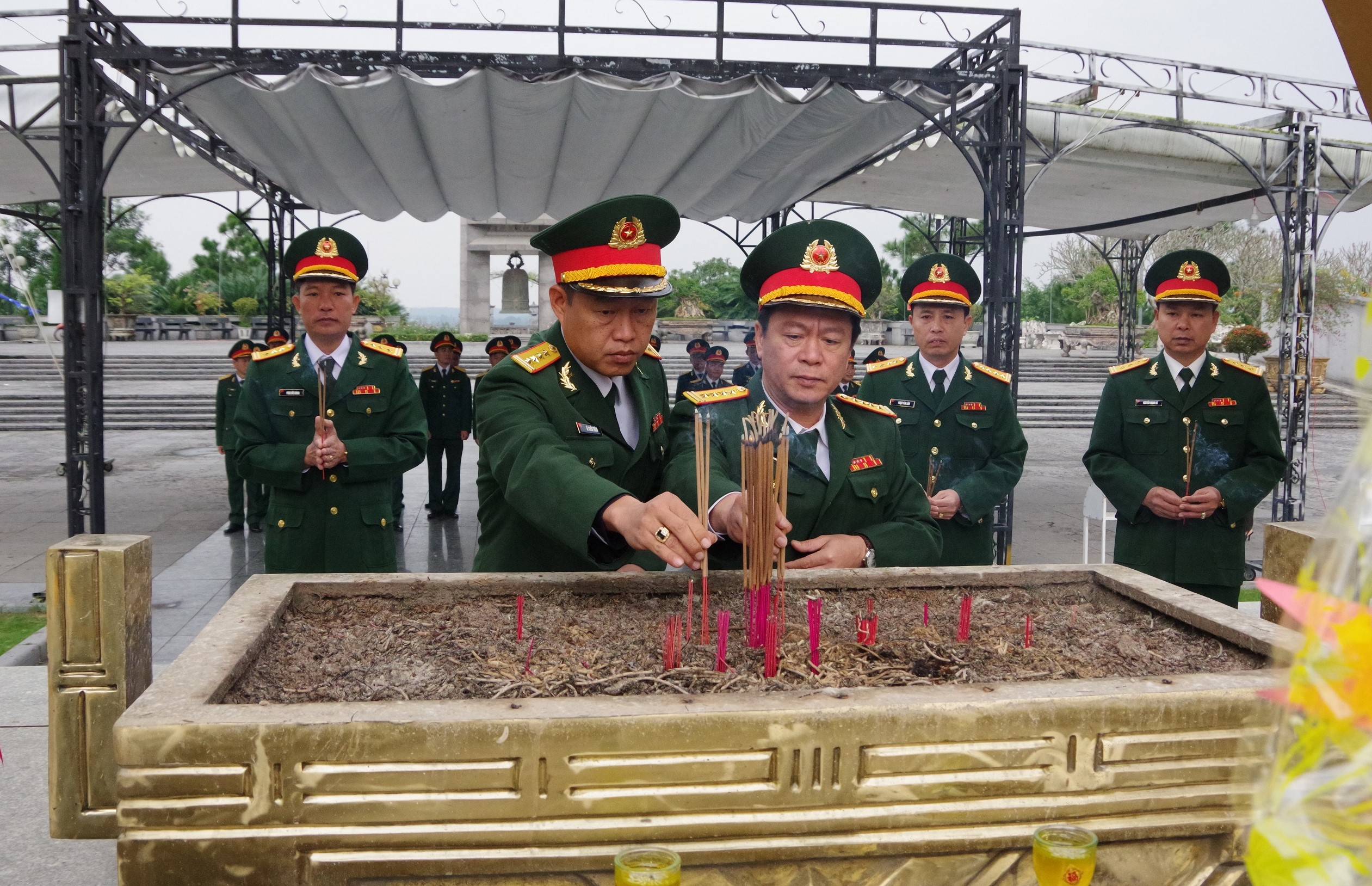 Sư đoàn 968 dâng hoa tri ân các anh hùng liệt sĩ