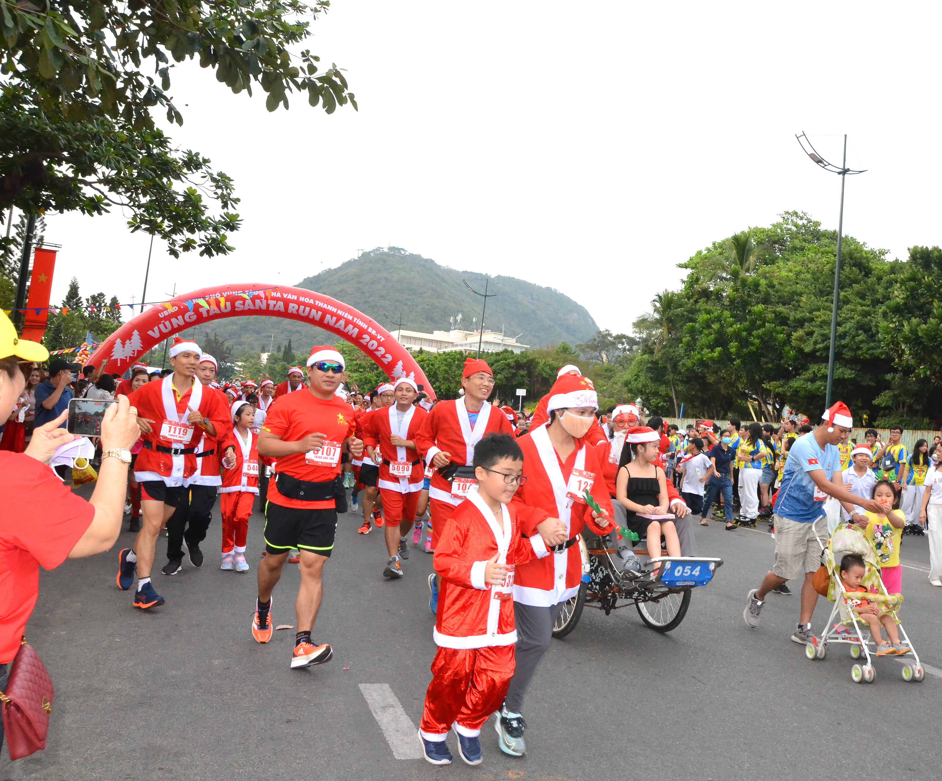 3 000 vận động viên tham gia Ngày hội ​“Vũng Tàu Santa Run”