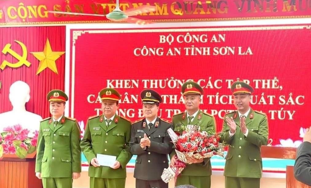 Thưởng nóng tập thể, cá nhân bắt đối tượng vận chuyển ma túy số lượng lớn