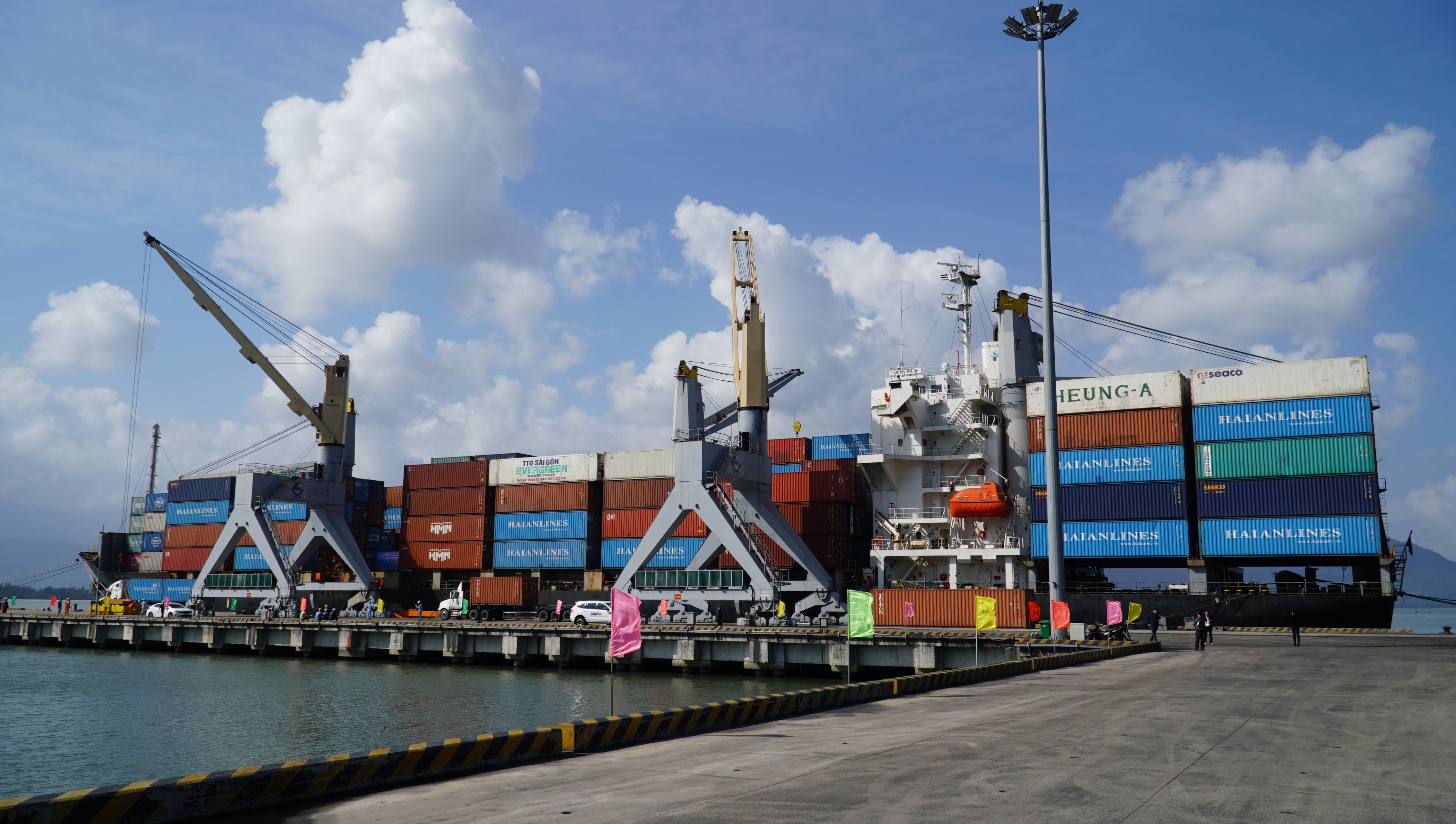 Phát triển dịch vụ logistics, kết nối cảng biển Chân Mây với các bến cảng nội địa và quốc tế