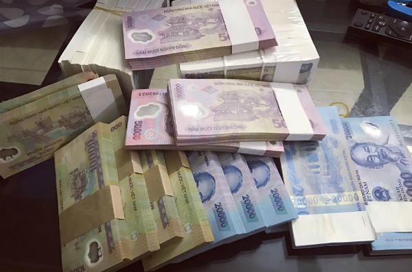 Đổi tiền lẻ ăn chênh lệch có vi phạm pháp luật