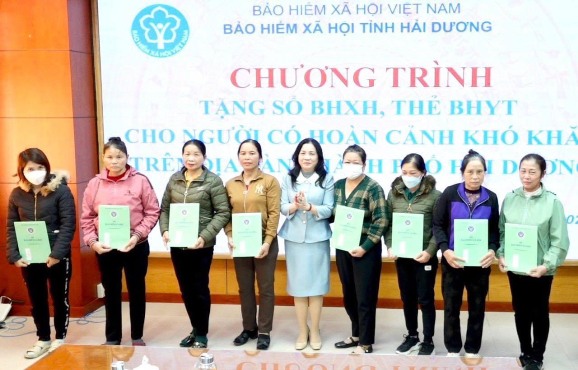 Hải Dương Trao tặng sổ BHXH, thẻ BHYT cho người dân có hoàn cảnh khó khăn