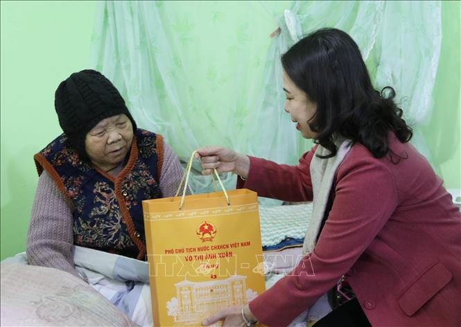 Phó Chủ tịch nước thăm, tặng quà gia đình chính sách tại Lạng Sơn