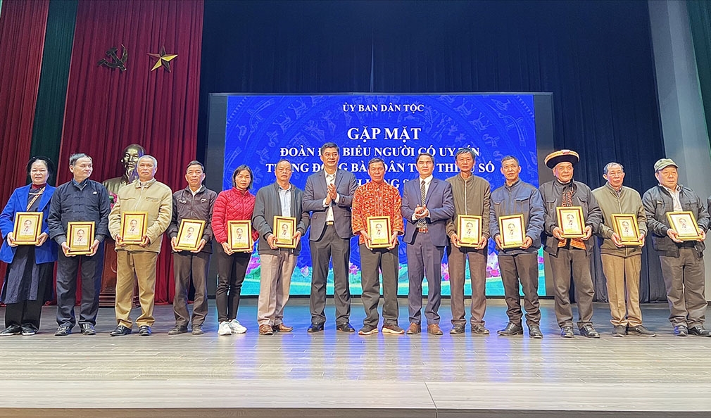 Thứ trưởng, Phó Chủ nhiệm UBDT Y Vinh Tơr gặp mặt Đoàn đại biểu Người có uy tín tỉnh Lạng Sơn