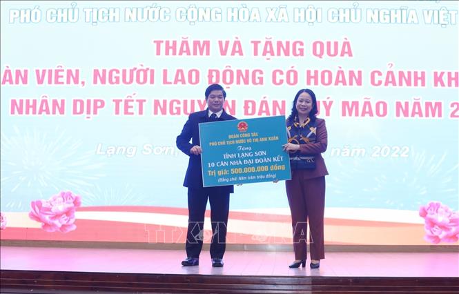 Phó Chủ tịch nước thăm, tặng quà gia đình chính sách tại Lạng Sơn
