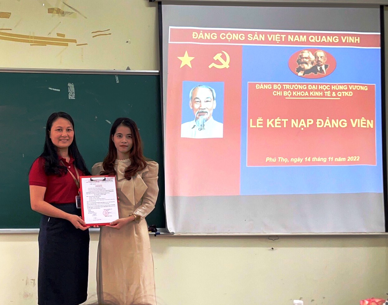 Nữ sinh đất Tổ nỗ lực rèn luyện để được đứng trong hàng ngũ của Đảng