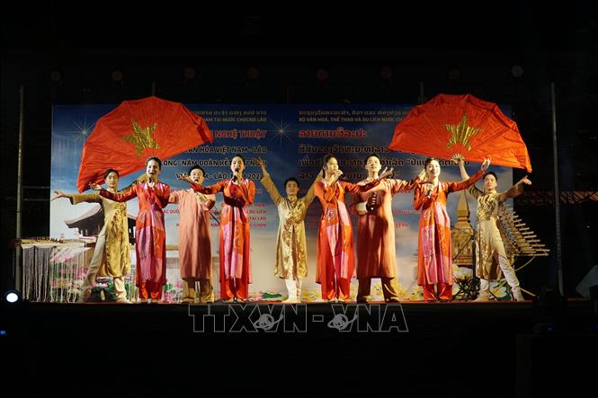 Chương trình nghệ thuật “Hương sắc Việt Nam và tình hữu nghị Việt - Lào”