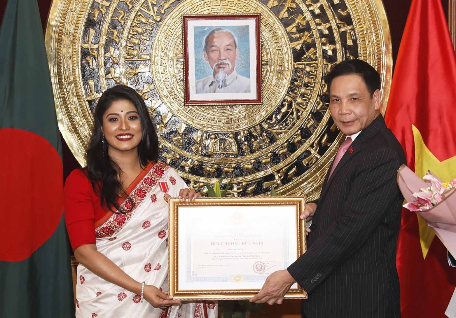 Khen thưởng 3 người Bangladesh đóng góp tích cực cho quan hệ hữu nghị Việt Nam – Bangladesh