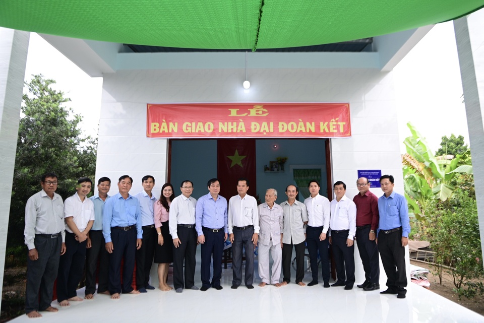 Lãnh đạo Ban Tuyên giáo Trung ương trao nhà tình nghĩa tại tỉnh Tiền Giang