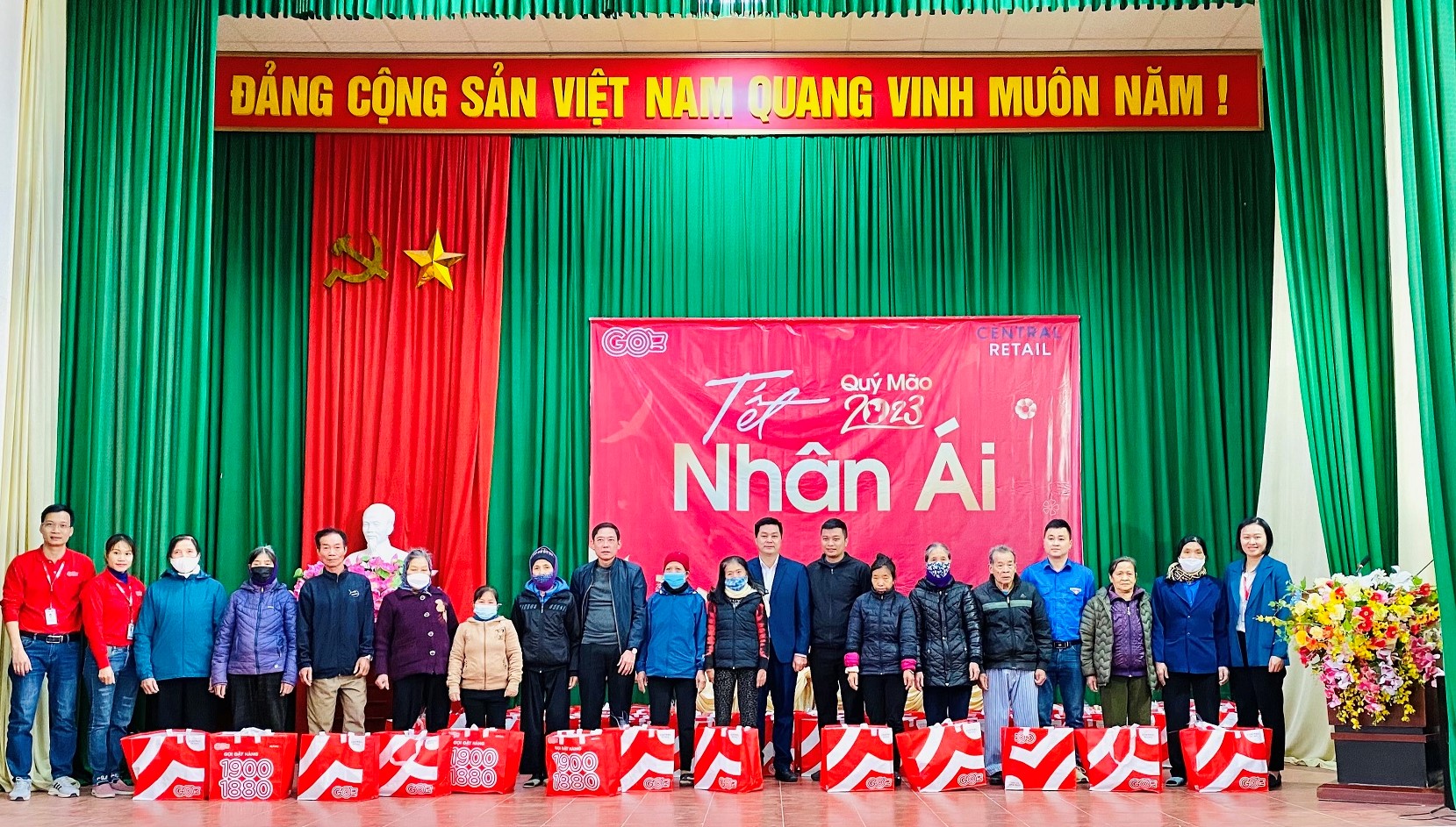 Trao tặng gần 5 000 phần quà Tết Nhân ái cho người có hoàn cảnh khó khăn