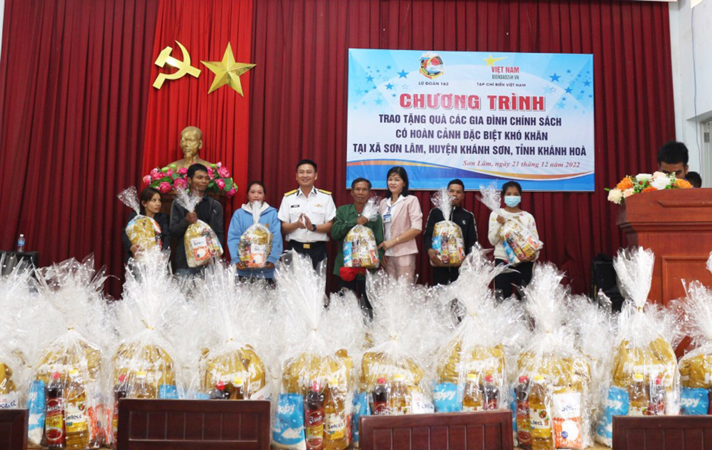 Thắm tình quân dân