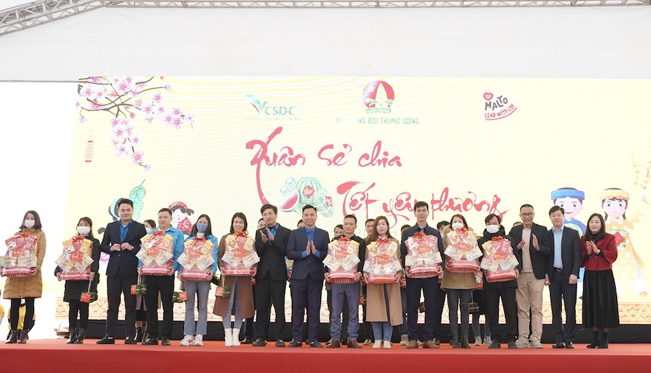 Tặng quà Tết cho thiếu nhi và các thầy cô giáo tỉnh Phú Thọ