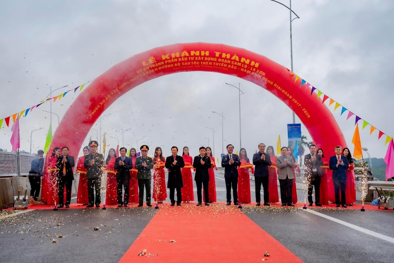 Cao tốc Cam Lộ - La Sơn chính thức đi vào hoạt động