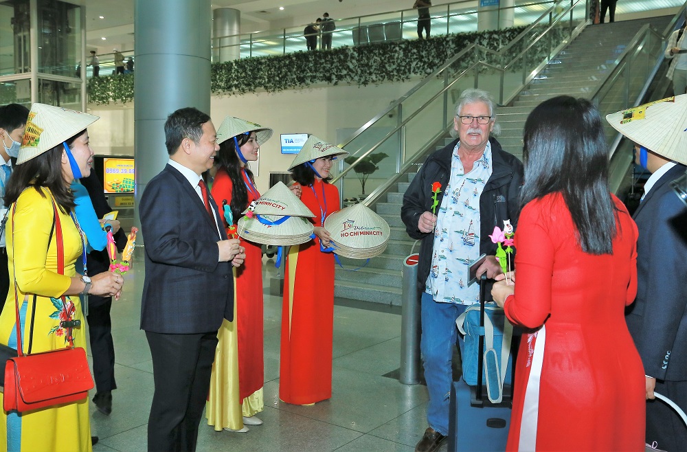 Các tỉnh thành đồng loạt đón khách đầu tiên của năm 2023