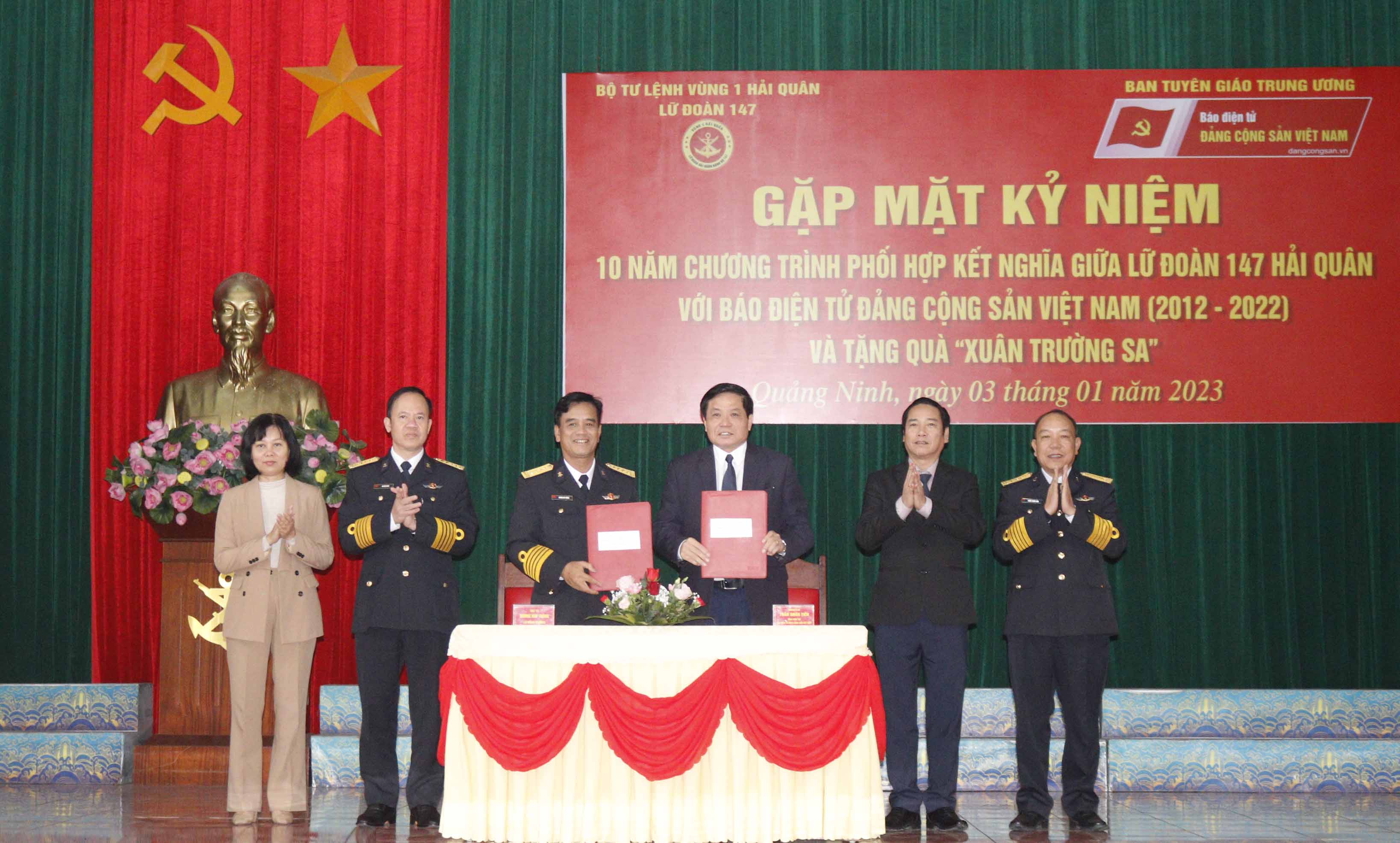 Thắt chặt tình đoàn kết, gắn bó giữa Báo điện tử ĐCSVN và Lữ đoàn 147 Hải quân