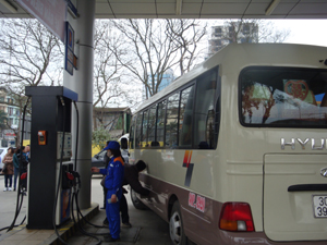 Giá xăng tăng thêm 350 đồng một lít