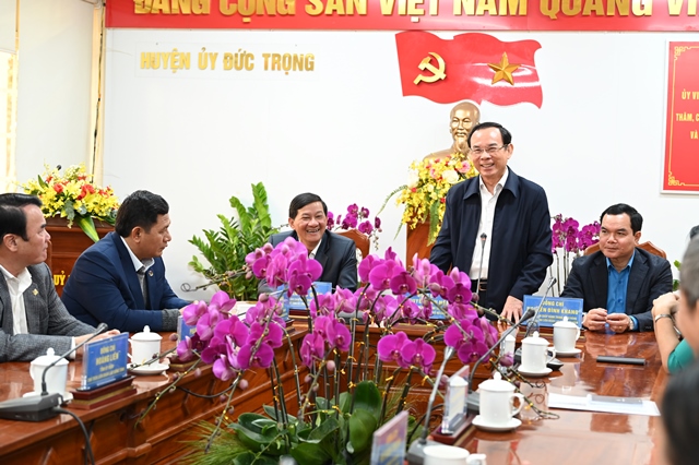 Bí thư Thành ủy TP Hồ Chí Minh thăm, tặng quà gia đình chính sách, người có công