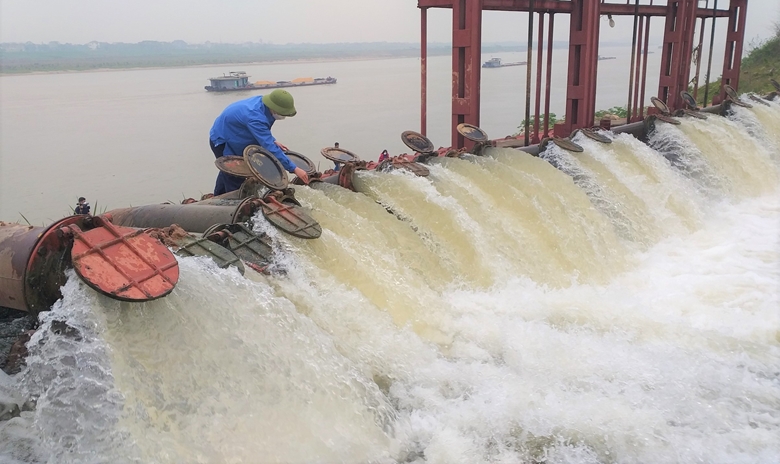 Lấy nước đợt 1 phục vụ gieo cấy vụ Đông Xuân