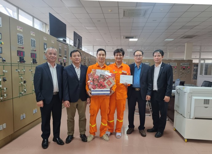 Công đoàn Điện lực Việt Nam thăm hỏi NLĐ nhân dịp Xuân Quý Mão 2023