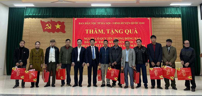 Tặng quà Tết cho người có uy tín trong đồng bào dân tộc thiểu số