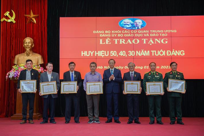Đảng ủy Bộ GD ĐT trao Huy hiệu Đảng cho 8 đảng viên