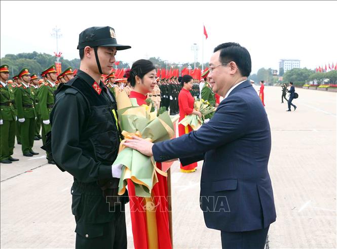 Chủ tịch Quốc hội Vương Đình Huệ dự Hội thao lực lượng Cảnh vệ Công an Nhân dân