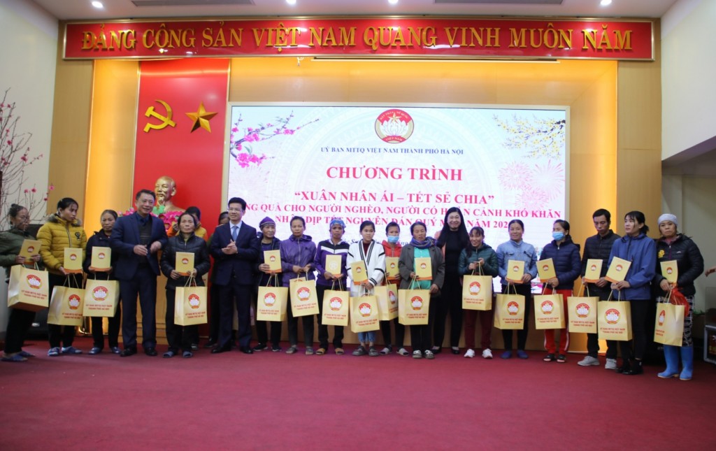 Hà Nội Gần 3 000 suất quà Tết gửi tới người nghèo, người khó khăn