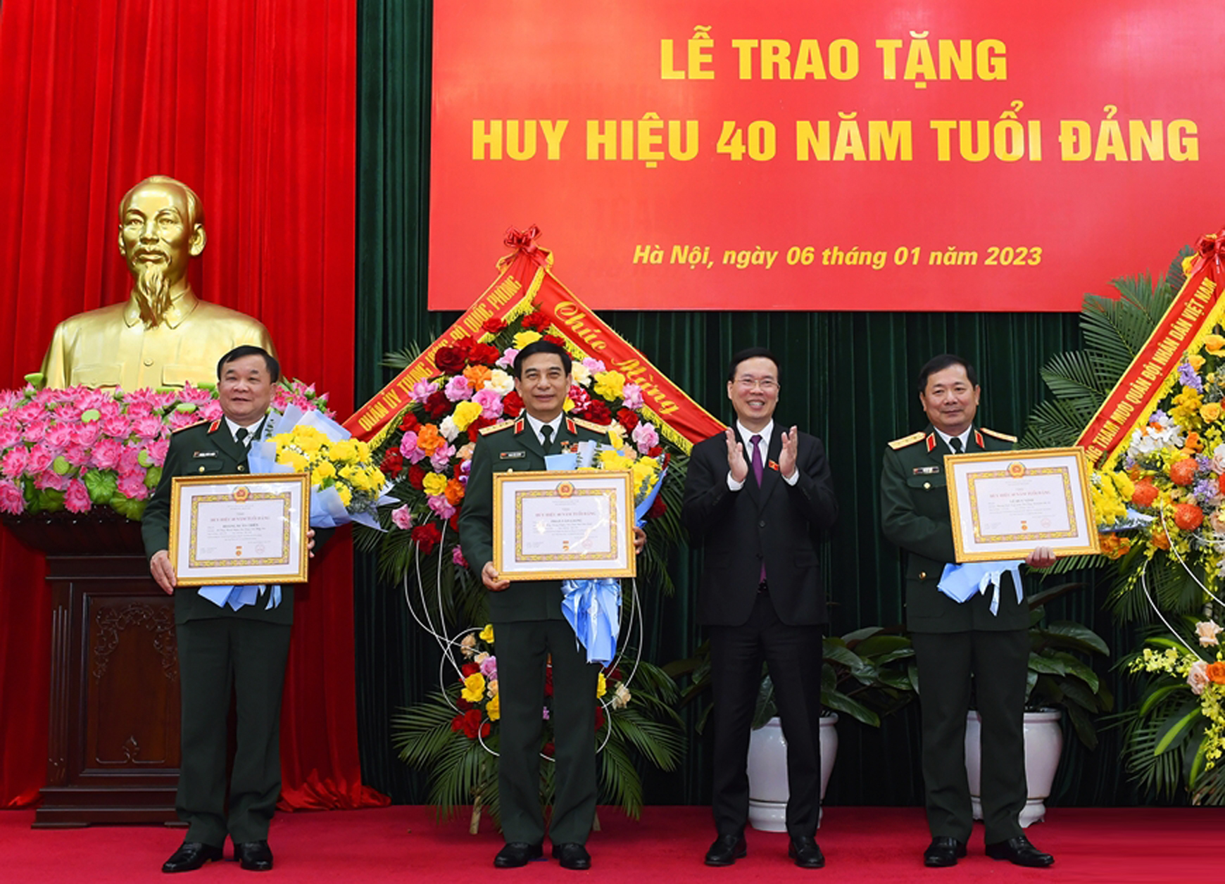 Trao tặng Huy hiệu 40 năm tuổi Đảng cho các đồng chí lãnh đạo Bộ Quốc phòng