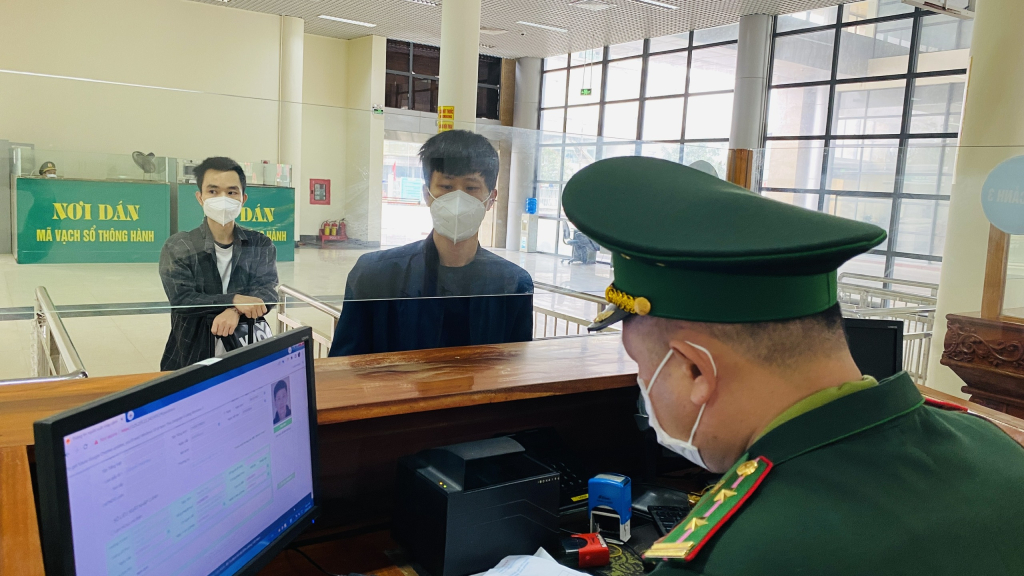 Nhập cảnh vào Trung Quốc qua cửa khẩu Móng Cái vẫn phải có giấy xét nghiệm COVID-19