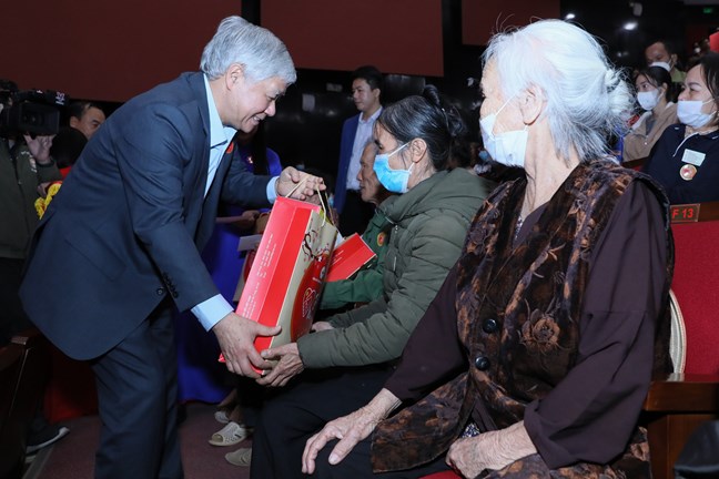 Chung tay chăm lo để mọi người nghèo đều có Tết