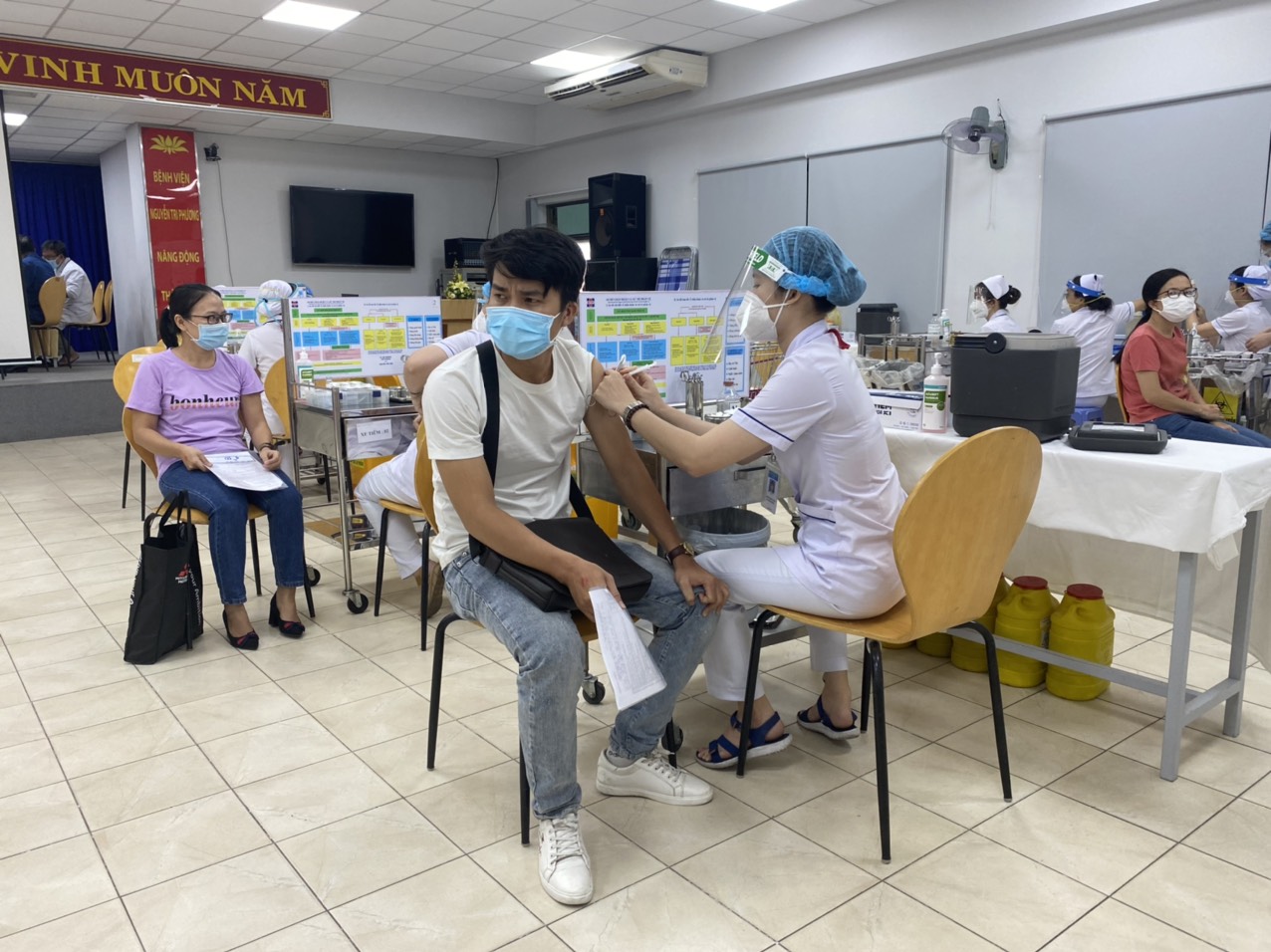 TP Hồ Chí Minh Tổ chức tiêm phòng COVID-19 cao điểm xuyên Tết