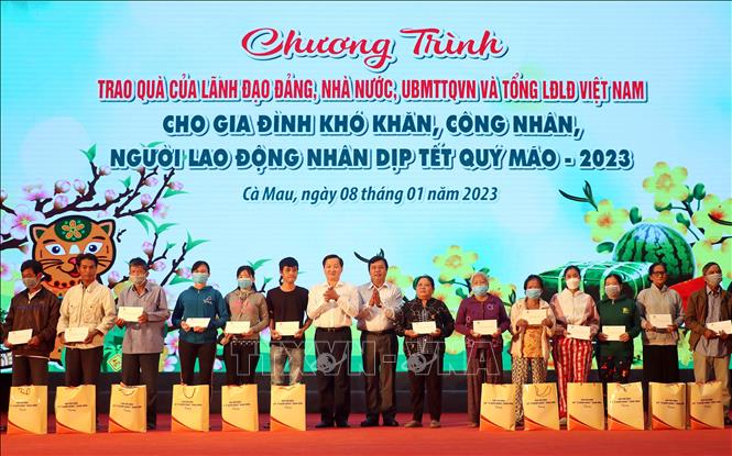Phó Thủ tướng Lê Minh Khái chúc Tết gia đình chính sách tại Cà Mau