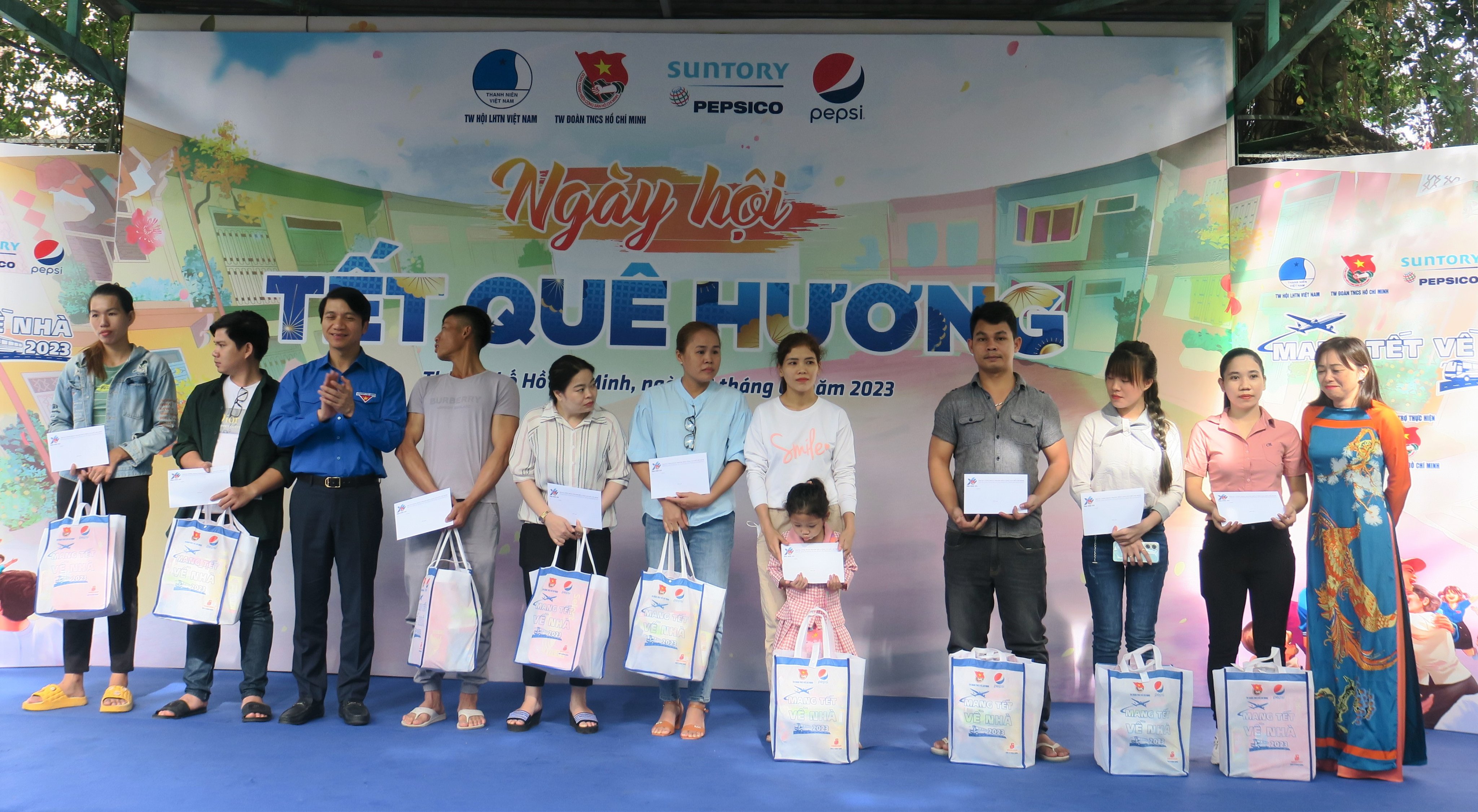 Hơn 4 500 chiếc bánh chưng dành tặng người lao động khó khăn
